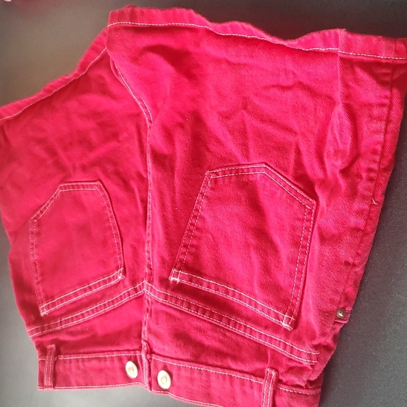 Red women's jeans shorts. - Picture 3 of 6